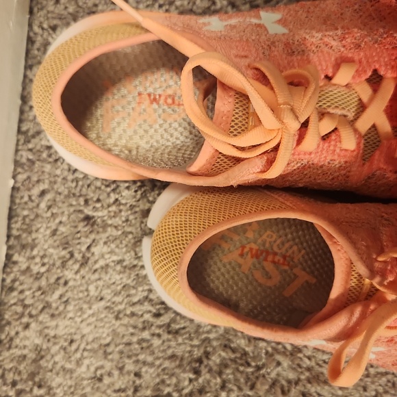 Under armour shoes used a few times - Picture 2 of 4
